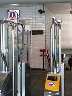 Gouda NS station poortjes richting stationstunnel